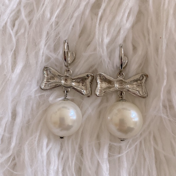Betsey Johnson pearl bow crystal dangle earrings - Picture 3 of 3